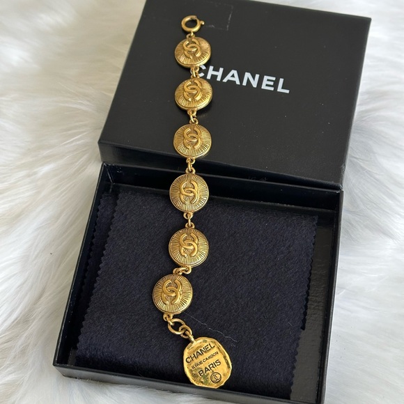 Stunning CC Bracelet - Picture 3 of 14